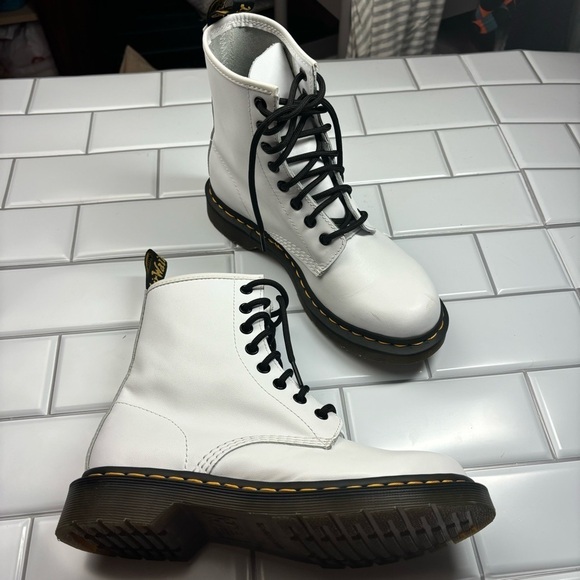 Dr/Doc Martens 1460 SMOOTH LEATHER LACE UP BOOTS US 7 White - Picture 8 of 14